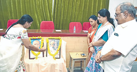 ಕಲಬುರಗಿ ಶರಣಬಸವ ವಿವಿ ಪತ್ರಿಕೋದ್ಯಮ ವಿಭಾಗದಲ್ಲಿ ಗುರುವಾರ ಆಯೋಜಿಸಿದ್ದ ಕಕ ಉತ್ಸವಕ್ಕೆ ಡಾ.ಸಂಗೀತಾ ಕಟ್ಟಿಮನಿ ಚಾಲನೆ ನೀಡಿದರು. ಟಿ.ವಿ.ಶಿವಾನಂದನ್​, ಡಾ.ಸುನಿತಾ ಇತರರಿದ್ದರು.