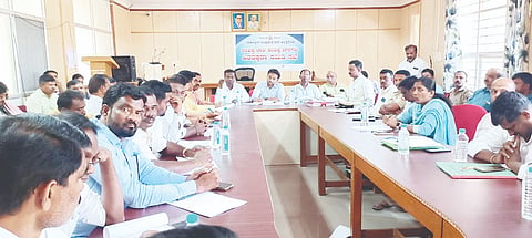 ಗುಂಡ್ಲುಪೇಟೆ ತಾಲೂಕು ಕಚೇರಿ ಸಭಾಂಗಣದಲ್ಲಿ ಎಂ.ಎಸ್.ತನ್ಮಯಿ ಅಧ್ಯಕ್ಷತೆಯಲ್ಲಿ ಎಸ್‌ಸಿ/ಎಸ್‌ಟಿ ವರ್ಗಗಳ ಹಿತರಕ್ಷಣಾ ಸಮಿತಿ ಸಭೆ ನಡೆಯಿತು. ಷಣ್ಮುಗಂ, ಶರವಣ. ಮೋಹನ್ ಕುಮಾರ್ ಇದ್ದರು.