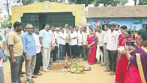 ಹಿರೀಸಾವೆಯ ಪಿಎಂಶ್ರೀ ಶಾಸಕರ ಮಾದರಿ ಸರ್ಕಾರಿ ಹಿರಿಯ ಪ್ರಾಥಮಿಕ ಶಾಲೆ ಆವರಣದಲ್ಲಿ  ನೂತನ ಕಟ್ಟಡ ನಿರ್ಮಾಣ ಕಾಮಗಾರಿಗೆ ಶಾಸಕ ಸಿ.ಎನ್. ಬಾಲಕೃಷ್ಣ ಶುಕ್ರವಾರ ಗುದ್ದಲಿ ಪೂಜೆ ನೆರವೇರಿಸಿದರು. ಎಚ್.ಬಿ.ಉಮಾ,  ಎಚ್.ಜಿ.ರಾಮಕೃಷ್ಣ, ಎಲ್‌ಎಸ್.ಧರ್ಮೇಶ್, ಯೋಗೇಶ್, ವಿ ಶೋಭಾ, ದೇವಕಿ ಇತರರು ಇದ್ದರು.