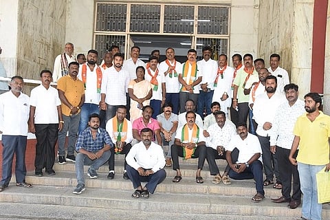 ದಲಿತ ಕಾರ್ಮಿಕರಿಂದ ಮಲಗುಂಡಿ ಸ್ವಚ್ಛಗೊಳಿಸಿರುವರನ್ನು ಬಂಧಿಸುವಂತೆ ತುಮಕೂರು ಜಿಲ್ಲಾಧಿಕಾರಿ ಕಚೇರಿ ಮುಂಭಾಗ ಬಿಜೆಪಿ ಎಸ್ಸಿ ಮೋರ್ಚಾ ನೇತೃತ್ವದಲ್ಲಿ ಪ್ರತಿಭಟಿಸಲಾಯಿತು. ವೈ.ಎಚ್​.ರವಿಚಂದ್ರ, ವೈ.ಎಚ್​.ಹುಚ್ಚಯ್ಯ, ಬ್ಯಾಟರಂಗೇಗೌಡ, ಎಸ್​.ಪಿ.ಚಿದನಾಂದ್​, ಸತ್ಯಮಂಗಲ ಜಗದೀಶ್​, ಎಚ್​.ಎ.ಆಂಜನಪ್ಪ ಮತ್ತಿತರರು ಇದ್ದರು.