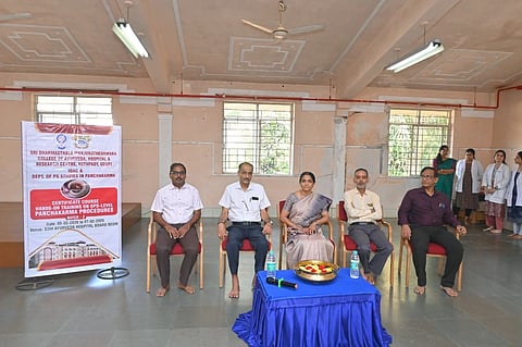 ಎಸ್​ಡಿಎಂ ಕಾಲೇಜಿನಲ್ಲಿ ವೈದ್ಯರಿಗಾಗಿ ಪಂಚಕರ್ಮ ತರಬೇತಿ ಶಿಬಿರ ಆಯೋಜಿಸಲಾಗಿತ್ತು. ಡಾ. ಮಮತಾ ಕೆ.ವಿ., ಡಾ. ನಿರಂಜನ್​ ರಾವ್​, ಡಾ. ನಾಗರಾಜ್​ ಎಸ್​., ಡಾ. ದೀಪಕ್​ ಎಸ್​.ಎಂ., ಡಾ. ಮಂಜುನಾಥ ಕಂಠಿ, ನಿಶಾಂತ್​ ಪೈ, ಡಾ.ಅಂಬಿಕಾ ನಾಯಕ್​, ಡಾ. ರಾಜಲಕ್ಷ್ಮೀ ಎಂ.ಜಿ., ಡಾ. ಪದ್ಮಕಿರಣ್​ ಸಿ., ಡಾ.ತುಳಸಿ ಟಿ.ವಿ. ಇತರರಿದ್ದರು.