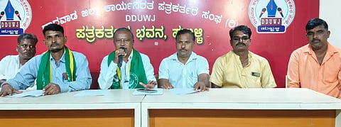 sdmc oppose ಧಾರವಾಡ ಜಿಲ್ಲಾ ಶಾಲಾ ಸುಧಾರಣೆ ಮತ್ತು ನಿರ್ವಹಣೆ ಸಮಿತಿಗಳ ಸಂಘದ ಸದಸ್ಯ ವೀರೇಶ ಕುಬಸದ ಮಾತನಾಡಿದರು.
