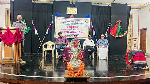 ತೆಕ್ಕಟ್ಟೆಯಲ್ಲಿ ಎಸ್​ಡಿಎಂ ಆಯುರ್ವೇದ ಕಾಲೇಜಿನ ಎನ್​ಎಸ್​ಎಸ್​ ಘಟಕದ ವತಿಯಿಂದ ವಿಶೇಷ ಶಿಬಿರ ನಡೆಯಿತು. ಡಾ. ವಿದ್ಯಾಲಕ್ಷ್ಮೀ ಕೆ., ಸಂತೋಷಕುಮಾರ್​, ಹೆರಿಯಾ ಮಾಸ್ಟರ್​ ಇತರರಿದ್ದರು.