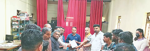 ರಸ್ತೆಗಳ ಗುಂಡಿ ಮುಚ್ಚುವಂತೆ ಒತ್ತಾಯಿಸಿ ಬಿಜೆಪಿ ಶಕ್ತಿ ಕೇಂದ್ರದ ವತಿಯಿಂದ ಸಿದ್ದಾಪುರ ಗ್ರಾಮ ಪಂಚಾಯಿತಿ ಮನವಿ ಸಲ್ಲಿಸಲಾಯಿತು. ಅನಿಲ್ ಶೆಟ್ಟಿ, ಹರಿದಾಸ್ ಇತರರು ಇದ್ದರು.