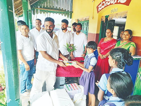  ಪಾಲಿಬೆಟ್ಟದ ಸರ್ಕಾರಿ ಪ್ರಾಥಮಿಕ ಶಾಲೆಯ ವಿದ್ಯಾರ್ಥಿಗಳಿಗೆ ಯಂಗ್ ಇಂಡಿಯಾ ಯೂತ್ ಕ್ಲಬ್ ವತಿಯಿಂದ ನೋಟ್ ಪುಸ್ತಕಗಳನ್ನು ಶುಕ್ರವಾರ ವಿತರಿಸಲಾಯಿತು.