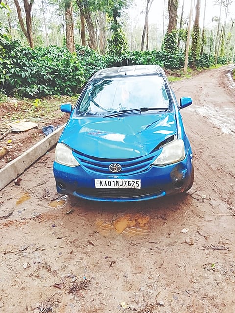 ಕಾಡಾನೆ ದಾಳಿಯಿಂದ ಕಾರು ಜಖಂಗೊಂಡಿರುವುದು. 