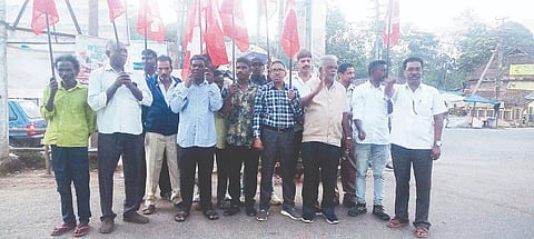  ವೆನಿಜುವೆಲಾ ದೇಶದ ಮೇಲೆ ಅಮೆರಿಕದ ಆಕ್ರಮಣ ನಡೆಸಿರುವುದನ್ನು ಖಂಡಿಸಿ ಸಿದ್ದಾಪುರದಲ್ಲಿ ಕಮ್ಯೂನಿಸ್ಟ್ ಪಾರ್ಟಿ ಆಫ್ ಇಂಡಿಯಾ ಮುಖಂಡರು ಪ್ರತಿಭಟನೆ ನಡೆಸಿದರು. ಮುಖಂಡರಾದ ಎನ್.ಡಿ. ಕುಟ್ಟಪ್ಪ, ಎಸ್. ಬೈಜು, ಮುಸ್ತಫಾ, ಸೀೀನಪ್ಪ ಮತ್ತು ಹಂಸ  ಹಾಜರಿದ್ದರು. 