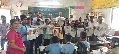 ಶಿಗ್ಗಾಂವ ಪಟ್ಟಣದ ಸರ್ಕಾರಿ ಪ್ರೌಢಶಾಲೆಯಲ್ಲಿ ಅನಸೂಯಾ ಕೀರಪ್ಪ ಯಲಿಗಾರ ಸೇವಾ ಸಂಸ್ಥೆ ಏರ್ಪಡಿಸಿದ್ದ ದಿ. ಕೀರಪ್ಪ ಯಲಿಗಾರ ಸ್ಮರಣಾರ್ಥ ವಿದ್ಯಾರ್ಥಿಗಳಿಗೆ ವಿಜಯವಾಣಿ ವಿದ್ಯಾರ್ಥಿ ಉದ್ಯೋಗ ಮಿತ್ರ ಪತ್ರಿಕೆಗಳನ್ನು ವಿತರಿಸಲಾಯಿತು.
