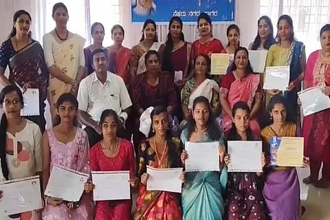 ಸಾಗರದಲ್ಲಿ ಆಯೋಜಿಸಿದ್ದ ಬ್ಯೂಟಿಷಿಯನ್ ತರಬೇತಿ ಶಿಬಿರದ ಸಮಾರೋಪ ಸಮಾರಂಭದಲ್ಲಿ ಮದರ್ ತೆರೆಸಾ ಕೌಶಲ್ಯ ಅಭಿವೃದ್ಧಿ ಕೇಂದ್ರದ ಮುಖ್ಯಸ್ಥೆ ಮರಿಯಾ ಲೀಮಾ ಪ್ರಮಾಣ ಪತ್ರ ವಿತರಿಸಿದರು. ಮೀರಾಬಾಯಿ, ಕೆ.ವಿ.ಪ್ರವೀಣ್ ಇತರರಿದ್ದರು.