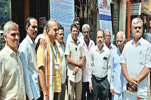 ಸಾಗರ ಮಾರಿಕಾಂಬೆ ದೇಗುಲ ಸಮಿತಿ ಆಡಳಿತ ಮಂಡಳಿ ಚುನಾವಣೆಗೆ ನಾಮಪತ್ರ ಸಲ್ಲಿಸಲು ದೇವಾಲಯದ ಬಳಿ ಆಗಮಿಸಿದ್ದ ಹಿತರಕ್ಷಣಾ ಸಮಿತಿ ಪ್ರಮುಖರು. ಎಂ.ಡಿ.ಆನಂದ್, ಆರ್.ಶ್ರೀನಿವಾಸ್, ಮಂಜುನಾಥ್, ಶ್ರೀನಾಥ್ ಇತರರಿದ್ದರು.