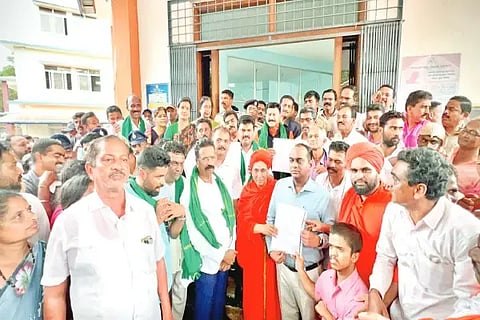 ಬೇಸೂರು ಅಣು ವಿದ್ಯುತ್ ಯೋಜನೆ ವಿರೋಧಿಸಿ ಹೋರಾಟ ಸಮಿತಿ ಪ್ರಮುಖರು ಸಾಗರದಲ್ಲಿ ಜಿಲ್ಲಾಧಿಕಾರಿ ಪ್ರಭುಲಿಂಗ ಕವಳಿಕಟ್ಟಿ ಅವರಿಗೆ ಮನವಿ ಸಲ್ಲಿಸಿದರು. ಆನಂದಪುರ ಶ್ರೀಗಳು, ಮೂಲೆಗದ್ದೆ ಶ್ರೀಗಳು, ಬಿ.ವೈ.ರಾಘವೇಂದ್ರ, ಗೋಪಾಲಕೃಷ್ಣ ಬೇಳೂರು, ಹರತಾಳು ಹಾಲಪ್ಪ, ಇಂದೂಧರ ಬೇಸೂರು, ತೀ.ನ.ಶ್ರೀನಿವಾಸ್, ಮಲ್ಲಿಕಾರ್ಜುನ ಹಕ್ರೆ ಇತರರಿದ್ದರು.