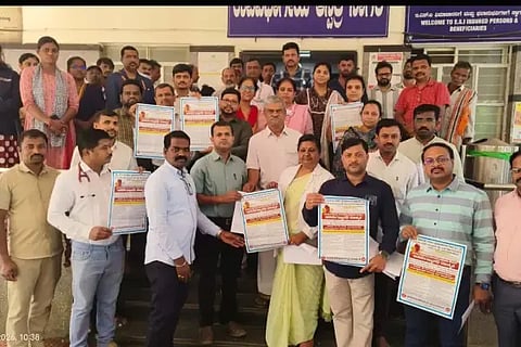 ಸಮರ್ಪಕವಾಗಿ ಔಷಧ ಪೂರೈಸುವಂತೆ ಒತ್ತಾಯಿಸಿ ವೈದ್ಯಾಧಿಕಾರಿಗಳ ಸಂಘ ಹಾಗೂ ಆರೋಗ್ಯ ಇಲಾಖೆ ನೌಕರರ ಸಂಘದ ಪದಾಧಿಕಾರಿಗಳು ಎಸಿ ಕಚೇರಿ ಎದುರು ಪ್ರತಿಭಟನೆ ನಡೆಸಿದರು. ಡಾ. ನಾಗೇಂದ್ರಪ್ಪ, ವಿಜಯಮ್ಮ, ಡಾ. ಸುರೇಶ್, ಡಾ. ಸುಮಾ, ಡಾ. ಆಶಾ ಇತರರಿದ್ದರು.