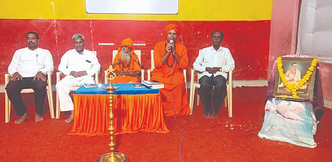 ನರಗುಂದ ತಾಲೂಕಿನ ಭೈರನಹಟ್ಟಿ ದೊರೆಸ್ವಾಮಿ ವಿರಕ್ತಮಠದಲ್ಲಿ ಶ್ರಾವಣ ಮಾಸದ ಪ್ರಯುಕ್ತ ಹಮ್ಮಿಕೊಂಡಿರುವ ಕಲ್ಯಾಣ ಕಟ್ಟಿದವರು ಪ್ರವಚನ ಮಾಲೆ ಕಾರ್ಯಕ್ರಮದಲ್ಲಿ ಶ್ರೀಶಾಂತಲಿಂಗ ಸ್ವಾಮೀಜಿ ಮಾತನಾಡಿದರು. ರಾಜರಾಜೇಶ್ವರ ಶ್ರೀಗಳು, ಆರ್.ಬಿ. ಚಿನಿವಾಲರ, ಮಹಾಂತೇಶ ಹಿರೇಮಠ, ಇತರರಿದ್ದರು.