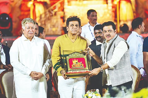 ಹಂಪಿಯ ಉತ್ಸವ ಉದ್ಘಾಟನಾ ಕಾರ್ಯಕ್ರಮದಲ್ಲಿ ನಟ ಶಿವರಾಜ್ ಕುಮಾರ್ ಅವರಿಗೆ ಸಚಿವ ಜಮೀರ್ ಅಹ್ಮದ್ ಅವರು ಕಾಣಿಕೆ ನೀಡಿ ಸ್ವಾಗತಿಸಿದರು. ಶಾಸಕ ಎಚ್.ಆರ್. ಗವಿಯಪ್ಪ ಇದ್ದರು.