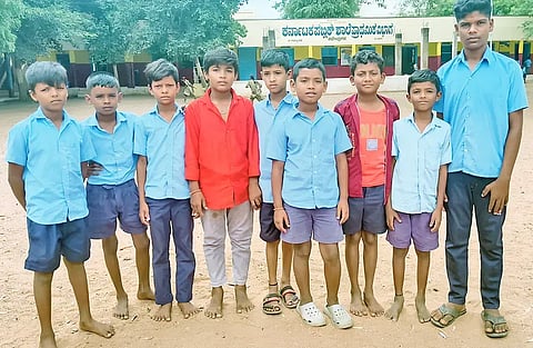 ಗಜೇಂದ್ರಗಡ ಪಟ್ಟಣದ ಶಾಲೆಯೊಂದರಲ್ಲಿ ಶೂ ಹಾಕದೆ ಕೆಲವು ಮಕ್ಕಳು ಬರಿ ಗಾಲಿನಲ್ಲಿ ಇನ್ನೂ ಕೆಲವು ಮಕ್ಕಳು ಚಪ್ಪಲಿ ಧರಿಸಿರುವುದು.