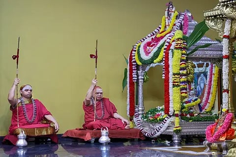 ಜಗದ್ಗುರುಗಳಾದ ಶ್ರೀ ಭಾರತೀತೀರ್ಥ ಸ್ವಾಮೀಜಿ ಹಾಗೂ ಶ್ರೀ ವಿಧುಶೇಖರಭಾರತೀ ಸ್ವಾಮೀಜಿ ಅವರು ಗುರುನಿವಾಸದಲ್ಲಿ ಬುಧವಾರ ಚಾತುರ್ಮಾಸ್ಯ ವ್ರತ ಕೈಗೊಂಡರು.