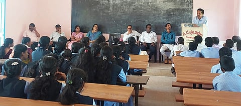 ಗೋಳಿಯಂಗಡಿ ಸರ್ಕಾರಿ ಪದವಿಪೂರ್ವ ಕಾಲೇಜಿನಲ್ಲಿ ಪಾಲಕರ ಸಭೆಯಲ್ಲಿ ನಿವೃತ್ತ ಮುಖ್ಯಶಿಕ್ಷಕ ಸುರೇಶ ಶೆಟ್ಟಿ ಬೆಳ್ವೆ ಮಾತನಾಡಿದರು