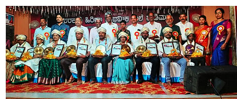 ಶೇಡಿಮನೆ ಅರಸಮ್ಮಕಾನು ಸರ್ಕಾರಿ ಹಿರಿಯ ಪ್ರಾಥಮಿಕ ಶಾಲೆ ವಾರ್ಷಿಕೋತ್ಸವದಲ್ಲಿ ವೇದಾವತಿ, ಶ್ರೀಕಾಂತ ಆಚಾರಿ, ಸುಧಾಕರ ಶೆಟ್ಟಿ ಅರಸಮ್ಮಕಾನು, ಮಹೇಶಕುಮಾರ್ ಮಂದಾರ್ತಿ, ಗುಲಾಬಿ, ಡಾ.ರಾಜೇಶ್ವರಿ ಎ.ಜಿ., ಉಷಾಲತಾ, ಮಹೇಶ್ ಹೆಗ್ಡೆ, ಅತುಲ್ಯ ಅವರನ್ನು ಸನ್ಮಾನಿಸಲಾಯಿತು. ಪ್ರಮುಖರಾದ ಕೋಟ ಶ್ರೀನಿವಾಸ ಪೂಜಾರಿ, ಲಕ್ಷ್ಮಣ, ರತ್ನಾಕರ ಶೆಟ್ಟಿ ಕುದ್ರುಬೀಡು, ಮೋಹನದಾಸ್ ಹೆಗ್ಡೆ, ರಿತೇಶ್ ಪುತ್ರನ್, ಡಾ.ರಾಜೇಶ್ವರಿ ಎ.ಜಿ., ಉದಯಕುಮಾರ್ ಶೆಟ್ಟಿ ಬಾಗಳ್‌ಮಕ್ಕಿ ಉಪಸ್ಥಿತರಿದ್ದರು.