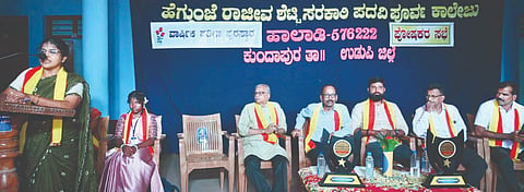 ಹಾಲಾಡಿ ಹೆಗ್ಗುಂಜೆ ರಾಜೀವ ಶೆಟ್ಟಿ ಸರ್ಕಾರಿ ಪಪೂ ಕಾಲೇಜಿನಲ್ಲಿ ಇತ್ತೀಚೆಗೆ ನಡೆದ ಕನ್ನಡ ರಾಜ್ಯೋತ್ಸವ, ವಾರ್ಷಿಕ ಪ್ರತಿಭಾ ಪುರಸ್ಕಾರ ಕಾರ್ಯಕ್ರಮದಲ್ಲಿ ಸಾಹಿತಿ ಪೂರ್ಣಿವಾ ಭಟ್ ಕಮಲಶಿಲೆ ವಾತನಾಡಿದರು.