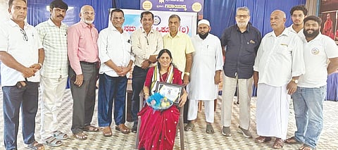ಬೆಳ್ವೆ ಶ್ರೀ ಸಂದೇಶ ಕಿಣಿ ಮೆಮೋರಿಯಲ್ ಸಭಾಂಗಣದಲ್ಲಿ ನಮ್ಮ ನಾಡ ಒಕ್ಕೂಟ ಹೆಬ್ರಿ ಘಟಕದ ವತಿಯಿಂದ ಮುಖ್ಯಶಿಕ್ಷಕಿ ಸರಸ್ವತಿ ಅವರನ್ನು ಸನ್ಮಾನಿಸಲಾಯಿತು. 