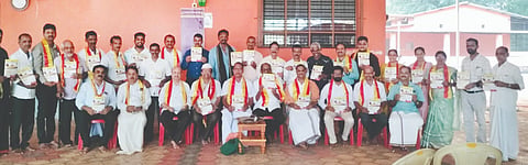  ಹೆಬ್ರಿ ತಾಲೂಕು 6ನೇ ಕನ್ನಡ ಸಾಹಿತ್ಯ ಸಮ್ಮೇಳನದ ಅಮಂತ್ರಣ ಪತ್ರಿಕೆಯನ್ನು ಕೆ.ಮೋಹನದಾಸ್ ಹೆಗ್ಡೆ ಕುದ್ರುಬೀಡು ಮಂಗಳವಾರ ಬಿಡುಗಡೆ ಮಾಡಿದರು. ನೀಲಾವರ ಸುರೇಂದ್ರ ಅಡಿಗ, ಶ್ರೀನಿವಾಸ ಭಂಡಾರಿ ಮುದ್ದೂರು, ಸುಬ್ರಹ್ಮಣ್ಯ ಶೆಟ್ಟಿ, ಯೋಗೀಶ್ ಭಟ್ ಹೆಬ್ರಿ, ಕೆ.ಸುಧಾಕರ ಶೆಟ್ಟಿ ಅರಸಮ್ಮಕಾನು ಉಪಸ್ಥಿತರಿದ್ದರು.