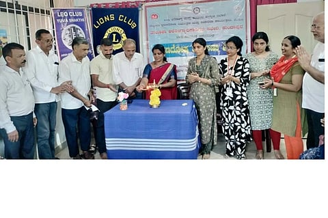 ಬೆಳ್ವೆ ಪ್ರಾಥಮಿಕ ಆರೋಗ್ಯ ಕೇಂದ್ರದಲ್ಲಿ ಶ್ರವಣ ದೋಷ ಉಚಿತ ಪರೀಕ್ಷೆ ಶಿಬಿರವನ್ನು ಬೆಳ್ವೆ ಗ್ರಾಮ ಪಂಚಾಯಿತಿ ಅಧ್ಯಕ್ಷೆ ರಾಧ ಇತ್ತೀಚೆಗೆ ಉದ್ಘಾಟಿಸಿದರು. ಡಾ.ರೂಪಾ ಪೈ, ಕು.ಸಮೀಕ್ಷಾ, ಎಂಜೆಎಫ್ ಅಣ್ಣಯ್ಯ ಶೆಟ್ಟಿ, ಎಚ್.ವಸಂತಕುವಾರ್ ಶೆಟ್ಟಿ ಮೊದಲಾದವರಿದ್ದರು.