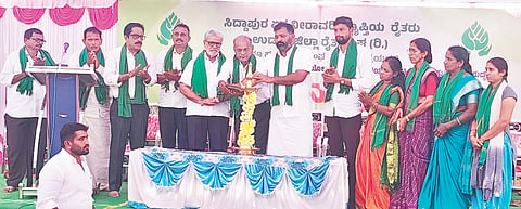 ಸಿದ್ದಾಪುರ ಏತ ನೀರಾವರಿ ವ್ಯಾಪ್ತಿಯ ರೈತರ ಬಹತ್ ಜನಾಗ್ರಹ ಸಭೆಯನ್ನು ಶಾಸಕ ಗುರುರಾಜ್ ಗಂಟಿಹೊಳೆ ಉದ್ಘಾಟಿಸಿದರು. ಪ್ರಮುಖರಾದ ಕೆ.ಪ್ರತಾಪಚಂದ್ರ ಶೆಟ್ಟಿ, ಡಾ.ನಾಗಭೂಷಣ್ ಉಡುಪ, ಬಿ ಸತೀಶ್ ಕಿಣಿ ಬೆಳ್ವೆ, ಗೋಪಾಲಕೃಷ್ಣ ಕಿಣಿ ಇತರರಿದ್ದರು.
