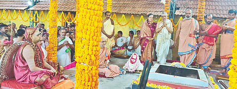  ಅಮಾಸೆಬೈಲು ಸಮೀಪದ ಕಡವಾಸೆ ಶ್ರೀಕುಮಾರ ಸುಬ್ರಹ್ಮಣ್ಯ ದೇವಸ್ಥಾನದಲ್ಲಿ ಲೋಕ ಕಲ್ಯಾಣಾರ್ಥವಾಗಿ ಶಾಕಲ ಋಕ್ಸಂಹಿತಾ ಯಾಗದ ಪೂರ್ಣಾಹುತಿ ಧಾರ್ಮಿಕ ಕಾರ್ಯ ನಡೆಯಿತು. ್ಲ ಶೃಂಗೇರಿ ಶ್ರೀವಿಧುಶೇಖರ ಮಹಾಸ್ವಾಮಿ, ಶಾಸಕ ಎ.ಕಿರಣ್‌ಕುಮಾರ ಕೊಡ್ಗಿ, ಶಾಸಕ ಚನ್ನಬಸಪ್ಪ, ಮಾಜಿ ಉಪ ಮುಖ್ಯಮಂತ್ರಿ ಕೆ.ಈಶ್ವರಪ್ಪ ಮತ್ತಿತರರಿದ್ದರು.