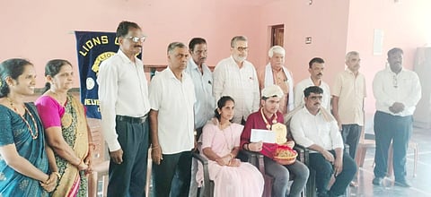 ಎಸ್​ಎಸ್​ಎಲ್​ಸಿಯಲ್ಲಿ ಸಾಧನೆ ಮಾಡಿದ ತೊಂಬಟ್ಟು ಪ್ರೀತಮ್​ ಜಿ.ಪೂಜಾರಿ ಅವರನ್ನು ಸನ್ಮಾನಿಸಲಾಯಿತು. ಪ್ರಮುಖರಾದ ಶಂಕರ ಐತಾಳ, ಸತ್ಯನಾರಾಯಣ ಉಡುಪ, ಮುಸ್ತಾಕ್​ ಅಹಮ್ಮದ್​, ಶ್ರೀರಾಮ ಅಡಿಗ, ಕೆ.ಸಂಜೀವ ಆರ್ಡಿ ಮತ್ತಿತರರು ಉಪಸ್ಥಿತರಿದ್ದರು.
