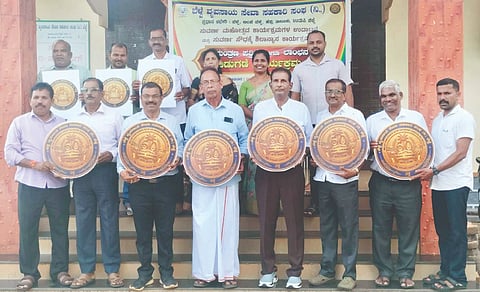  ಬೆಳ್ವೆ ವ್ಯವಸಾಯ ಸೇವಾ ಸಹಕಾರಿ ಸಂಘದ ಸುವರ್ಣ ಮಹೋತ್ಸವ ಆಚರಣೆಯ ಲಾಂಛನವನ್ನು ದ.ಕ. ಜಿಲ್ಲಾ ಕೇಂದ್ರ ಸಹಕಾರಿ ಬ್ಯಾಂಕ್ ನಿರ್ದೇಶಕ ಎಂ.ಮಹೇಶ ಹೆಗ್ಡೆ ಬಿಡುಗಡೆಗೊಳಿಸಿದರು. ಪ್ರಮುಖರಾದ ಎಸ್.ಜಯರಾಮ ಶೆಟ್ಟಿ, ಬಿ.ಹರೀಶ್ ಕಿಣಿ ಬೆಳ್ವೆ, ದಯಾನಂದ ಆರ್.ಶೆಟ್ಟಿ, ಚಂದ್ರಶೇಖರ ಶೆಟ್ಟಿ ಎಂ., ದಯಾನಂದ ಪೂಜಾರಿ ಕೆ., ಎಚ್.ಕೆ.ಸೀತಾರಾಮ ಶೆಟ್ಟಿ, ಉದಯ ಶೆಟ್ಟಿ ಉಪಸ್ಥಿತರಿದ್ದರು.