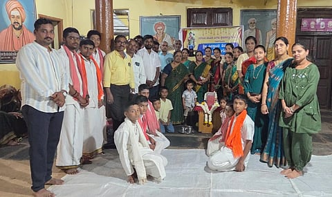ನರಗುಂದ ಪಟ್ಟಣದ ಪಂಚಗ್ರಹ ಗುಡ್ಡದ ಹಿರೇಮಠದಲ್ಲಿ ಸಿದ್ಧಾಂತ ಶಿಖಾಮಣಿ ಮಾಸಿಕ ಶಿವಾನುಭವ ಗೋಷ್ಠಿ ಶನಿವಾರ ಜರುಗಿತು. ನಂದೀಶ ಮಠದ, ದೀಪಾ ಗವಿಮಠ, ಸಿ.ಎಸ್. ಸಾಲೂಟಗಿಮಠ, ಶಂಕ್ರಯ್ಯ ಹಿರೇಮಠ, ಇತರರಿದ್ದರು.