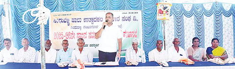 ಸಿಂಧುವಳ್ಳಿ ಹಾಲು ಉತ್ಪಾದಕ ಸಹಕಾರ ಸಂಘದ ಸರ್ವ ಸದಸ್ಯರ ಸಭೆಯಲ್ಲಿ ಅಧ್ಯಕ್ಷ ಕೆಂಪಣ್ಣ ಮಾತನಾಡಿದರು. ಪಾಪಾರವ್, ಜಯಶಂಕರಪ್ಪ, ಶಿವನಾಗಪ್ಪ, ಶಾಂತಪ್ಪ, ಸುಜೇಂದ್ರ ರಾಜೇ ಅರಸ್ ಇತರರಿದ್ದರು.