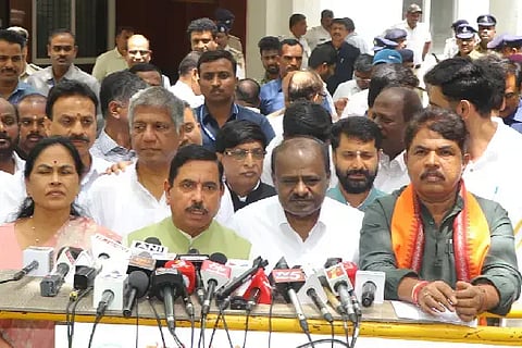 ಕೇಂದ್ರ ಸಚಿವರಾದ ಪ್ರಲ್ಹಾದ್ ಜೋಶಿ ಮತ್ತು ಎಚ್.ಡಿ. ಕುಮಾರಸ್ವಾಮಿ ನೇತೃತ್ವದ ಎನ್‌ಡಿಎ ನಿಯೋಗ 