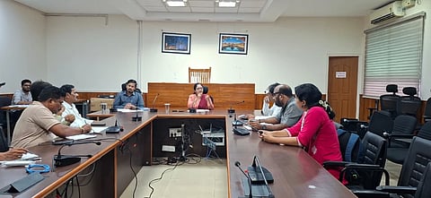 ಉಡುಪಿಯ ಡಿಸಿ ಕಚೇರಿಯಲ್ಲಿ ನಡೆದ ಎಸ್​ಐಆರ್​ ಸಭೆಯಲ್ಲಿ ಸ್ವರೂಪಾ ಟಿ.ಕೆ ಮಾತನಾಡಿದರು. ಅಬೀದ್​ ಗದ್ಯಾಳ್​, ಜಿಲ್ಲಾ ಚುನಾವಣಾಧಿಕಾರಿ ಕಚೇರಿಯ ಅಧಿಕಾರಿ-, ಸಿಬ್ಬಂದಿ ಹಾಗೂ ರಾಜಕೀಯ ಪಕ್ಷಗಳ ಪ್ರಮುಖರು ಇದ್ದರು.