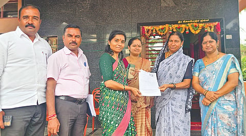 ಬಿಎಲ್‌ಒಗಳ ಎಸ್‌ಐಆರ್ ಪ್ರಕ್ರಿಯೆಯನ್ನು ನೋಂದಣಾಧಿಕಾರಿ ಡಾ. ನಂದಾ ಹಣಬರಟ್ಟಿ ಹಾಗೂ ಲಕ್ಷ್ಮೇಶ್ವರ ತಹಸೀಲ್ದಾರ್ ಎಂ. ಧನಂಜಯ ಪರಿಶೀಲಿಸಿದರು. 