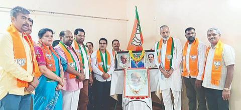 ಶಿರಸಿಯಲ್ಲಿ ಡಾ. ಶ್ಯಾಮಾಪ್ರಸಾದ ಮುಖರ್ಜಿ ಅವರ 125ನೇ ಜನ್ಮ ವಾರ್ಷಿಕೋತ್ಸವಕ್ಕೆ ಸಂಸದ ವಿಶ್ವೇಶ್ವರ ಹೆಗಡೆ ಕಾಗೇರಿ ಚಾಲನೆ ನೀಡಿದರು. ಎನ್.ಎಸ್. ಹೆಗಡೆ, ಗುರುಪ್ರಸಾದ ಹರ್ತೆಬೈಲ್ ಈಶ್ವರ ನಾಯ್ಕ ಇತರರಿದ್ದರು.