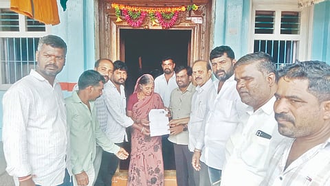 ವಿಪ ಸದಸ್ಯ ಲಿಂಗರಾಜಗೌಡ ಪಾಟೀಲ, ಶಾಸಕ ಡಾ. ಚಂದ್ರು ಲಮಾಣಿ ನೇತೃತ್ವದಲ್ಲಿ ಭಾನುವಾರ ಲಕ್ಷ್ಮೇಶ್ವರ ಪಟ್ಟಣದಲ್ಲಿ ಎಸ್‌ಐಆರ್ ಫಾರ್ಮ್ ವಿತರಿಸಲಾಯಿತು. ಗಂಗಾಧರ ಮೆಣಸಿನಕಾಯಿ, ಮಹೇಂದ್ರ ಬೆಟಗೇರಿ ಸಂತೋಷ ಲಮಾಣಿ ಇತರರಿದ್ದರು.