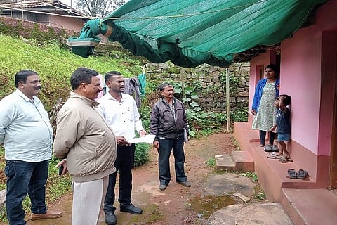 ಎಸ್.ಐ.ಆರ್ ಅಭಿಯಾನದ ಅಂಗವಾಗಿ ಶನಿವಾರ ಮನೆ ಮನೆ ಭೇಟಿ ಕಾರ್ಯಕ್ರಮದಲ್ಲಿ ಕೆ.ಜಿ.ಬೋಪಯ್ಯ ಅವರು ಮನೆಮನೆ ಭೇಟಿ ನೀಡಿ ಮಾಹಿತಿ ಪಡೆದರು. ರವಿ ಮೊಗೇರ, ಬಿ.ಎ.ಹರೀಶ್ ಇದ್ದರು.