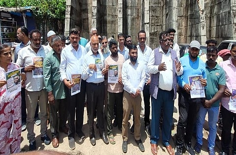 ನಗರದ ಅಜ್ಜಮಾಡ ದೇವಯ್ಯ ವೃತ್ತದಲ್ಲಿ ಮತದಾರರ ಪಟ್ಟಿ ಸಮಗ್ರ ಪರಿಷ್ಕರಣೆ ಪ್ರಕ್ರಿಯೆಯಲ್ಲಿನ ಲೋಪಗಳ ಕುರಿತು ಪ್ರಗತಿಪರ ಸಂಘಟನೆಗಳ ಒಕ್ಕೂಟ ಹಾಗೂ ಎದ್ದೇಳು ಕರ್ನಾಟಕ ಸಮಿತಿ ವತಿಯಿಂದ ಜಾಗೃತಿ ಮೂಡಿಸಲಾಯಿತು.