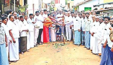 ಚಿಕ್ಕೇನಹಳ್ಳಿಯಲ್ಲಿ ಸಿ.ಸಿ.ರಸ್ತೆ ಹಾಗೂ ಚರಂಡಿ ಕಾಮಗಾರಿಗೆ ಶಾಸಕ ಡಾ.ಎಂ. ಚಂದ್ರಪ್ಪ ಭೂಮಿಪೂಜೆ ನೆರವೇರಿಸಿದರು. ಮೋಹನ್ ಗೌಡ್ರು, ಮಾದೇವಣ್ಣ, ಮುಶ್ರಫ್, ಷಣ್ಮುಖಪ್ಪ ಇತರರು ಇದ್ದರು. development