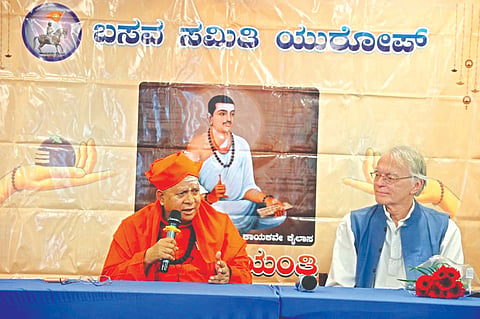 ಜರ್ಮನಿಯ ಎರ್ಲಾಂಗನ್ ನಗರದಲ್ಲಿ ಬಸವ ಸಮಿತಿ ಯುರೋಪ್ ಕಾರ್ಯಕಾರಿ ಸಮಿತಿ ಸದಸ್ಯರೊಂದಿಗೆ ಆಯೋಜಿಸಿದ್ದ ಆನ್‌ಲೈನ್ ಸಂವಾದದಲ್ಲಿ ಸಿರಿಗೆರೆಯ ಡಾ. ಶಿವಮೂರ್ತಿ ಶಿವಾಚಾರ್ಯ ಸ್ವಾಮೀಜಿ ಮಾತನಾಡಿದರು. ವಿಜಯಕುಮಾರ್ ಇದ್ದರು. Basava