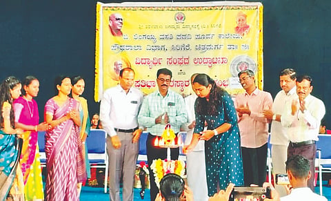 ಸಿರಿಗೆರೆಯ ಬಿ. ಲಿಂಗಯ್ಯ ಪದವಿ ಪೂರ್ವ ಕಾಲೇಜಿನ ಪ್ರೌಢಶಾಲಾ ವಿಭಾಗದ ವಿದ್ಯಾರ್ಥಿ ಸಂಘದ ಉದ್ಘಾಟನೆ ಹಾಗೂ ಪ್ರತಿಭಾ ಪುರಸ್ಕಾರ ಸಮಾರಂಭದಲ್ಲಿ ಡಾ. ಜೆ.ಸಿ. ಮಂಜುನಾಥ, ಕೆ.ಈ. ಬಸವರಾಜಪ್ಪ, ಜಮ್ಮೇನಹಳ್ಳಿ ಮಹದೇವಪ್ಪ, ಬಿ.ಎಸ್. ಅರುಣ್‌ಕುಮಾರ್, ಜಿ.ಎನ್. ರವಿಕುಮಾರ್, ಯು. ಚಂದ್ರಪ್ಪ, ಬಿ.ಎಸ್. ಮರುಳಸಿದ್ದಯ್ಯ, ಸುಮಾ, ವಿಜಯಚಾರಿ ಇತರರು ಇದ್ದರು. goals