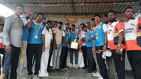 ಸಿರಿಗೇರಿಯಲ್ಲಿ ಆಯೋಜಿಸಿದ್ದ ಸಿರಿಗೇರಿ ಪ್ರಿಮಿಯರ್ ಲೀಗ್ 4ನೇ ಆವೃತ್ತಿಯ ವಿಜೇತರಾದ ಸಿರಿಗೇರಿ ಪೊಲೀಸ್ ತಂಡಕ್ಕೆ ಬಳ್ಳಾರಿಯ ಬುಡಾ ಮಾಜಿ ಅಧ್ಯಕ್ಷ ಪಿ.ಪಾಲಣ್ಣ ಬಹುಮಾನ ವಿತರಿಸಿದರು. ಪ್ರಮುಖರಾದ ಸೀನ ಅಡಿವೆಯ್ಯ ಸ್ವಾಮಿ, ಭಜಂತ್ರಿ ರಮೇಶ್, ಪಿಎಸ್‌ಐ ವೈ.ಶಶಿಧರ್, ಗುರುದೇವ, ವಕೀಲ ರಾಮಬಾಬು ಇತರರಿದ್ದರು.