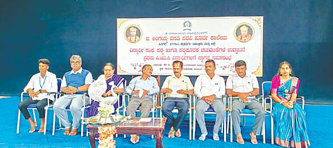 ಗುರುಶಾಂತೇಶ್ವರ ದಾಸೋಹ ಮಂಟಪದಲ್ಲಿ ಮಂಗಳವಾರ ಹಮ್ಮಿಕೊಂಡಿದ್ದ ಬಿ. ಲಿಂಗಯ್ಯ ವಸತಿ ಪದವಿ ಪೂರ್ವ ಕಾಲೇಜಿನ ವಿದ್ಯಾರ್ಥಿ ಸಂಘ, ಪಠ್ಯ ಹಾಗೂ ಪಠ್ಯೇತರ ಚಟುವಟಿಕೆಗಳ ಕಾರ್ಯಕ್ರಮದಲ್ಲಿ ಎಸ್.ವಿ ಶಶಿಧರ್, ಎಸ್.ಕೆ. ಪ್ರಸಾದ್, ಎಚ್.ಬಿ. ಬಸವರಾಜ್, ಬಿ.ಎಸ್. ಕಲ್ಪನಾ, ಜಿ. ಸಂತೋಷ್‌ಕುಮಾರ್ ಇದ್ದರು. Association