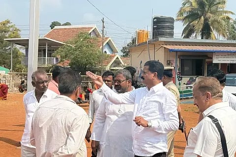 ಶಿರಸಿಯ ಮಾರಿಕಾಂಬಾ (MARIKAMBA) ದೇವಿ ಜಾತ್ರೆ ಹಿನ್ನೆಲೆಯಲ್ಲಿ ಶಾಸಕ ಭೀಮಣ್ಣ ನಾಯ್ಕ ಸಿದ್ಧತೆಗಳನ್ನು ಪರಿಶೀಲಿಸಿದರು. ಜಗದೀಶ ಗೌಡ, ಗೀತಾ ಪಾಟೀಲ ಇತರರಿದ್ದರು.