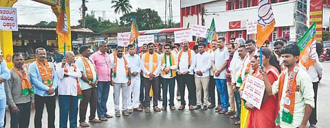 ಸೋನಿಯಾ ಗಾಂಧಿ ಹಾಗೂ ವಿಪಕ್ಷ ನಾಯಕ ರಾಹುಲ್ ಗಾಂಧಿ ಅವರು ವಂದೇ ಮಾತರಂ ಗೀತೆಗೆ ಅವಮಾನ ಮಾಡಿದ್ದನ್ನು ಖಂಡಿಸಿ ಶಿರಸಿಯಲ್ಲಿ ಬಿಜೆಪಿ ಕಾರ್ಯಕರ್ತರು ಪ್ರತಿಭಟನೆ ನಡೆಸಿದರು. ಪ್ರೇಮಕುಮಾರ ನಾಯ್ಕ, ಗುರುಪ್ರಸಾದ ಹೆಗಡೆ, ಶಿವಾಜಿ ನರಸಾನಿ, ಅನಂತಮೂರ್ತಿ ಹೆಗಡೆ, ಮಂಜುನಾಥ ಭಂಡಾರಿ ಇತರರಿದ್ದರು.