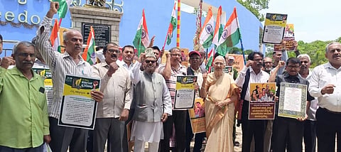 ಎಸ್‌ಐಆರ್ ವಿರುದ್ಧ ಹೋರಾಟಗಾರರು ಪ್ರತಿಭಟನೆ