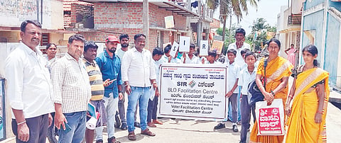 ನಂಜನಗೂಡು ತಾಲೂಕು ತಾಯೂರು ಗ್ರಾಮದಲ್ಲಿ ಎಸ್‌ಐಆರ್ ಜಾಗೃತಿ ಜಾಥಾ ನಡೆಯಿತು. ಪಿಡಿಒ ಮಹೇಶ್, ಗ್ರಾಪಂ ಕಾರ್ಯದರ್ಶಿ ನವೀನ್, ಬಿಎಲ್‌ಒ ಗೌರಮ್ಮ ಇತರರು ಇದ್ದರು. 