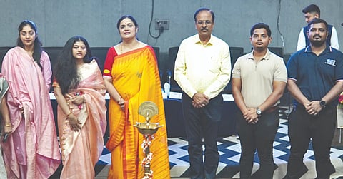 ಕಲಬುರಗಿ ಎಸ್​ಐಟಿನಲ್ಲಿ ಇತ್ತೀಚೆಗೆ ನಡೆದ ಇಂಡಕ್ಷನ್​ ಕಾರ್ಯಕ್ರಮದಲ್ಲಿ ಪಾಸಿಟಿವ್​ ಸೈಕಾಲಜಿಸ್ಟ್​ ಜಿ.ಸಿ.ಕವಿತಾ, ಸಿಯುಕೆ ಪ್ರಾಧ್ಯಾಪಕ ಡಾ.ರವೀಂದ್ರ ಹೆಗಡಿ, ಸಂಸ್ಥೆ ನಿರ್ದೇಶಕ ಅನಿರುದ್ಧ ಶೆಟ್ಟಿ, ಶ್ವೇತಾ ಶೆಟ್ಟಿ, ಅಮೂಲ್ಯ ಶೆಟ್ಟಿ, ಸಿದ್ಧಾರ್ಥ ಶೆಟ್ಟಿ ಇದ್ದರು.