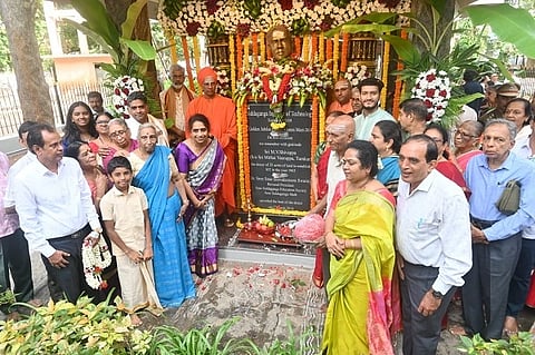 ತುಮಕೂರಿನ ಎಸ್​ಐಟಿ ಕಾಲೇಜಿನ ಸ್ಥಳದಾನಿ ಎಂ.ವಿ.ಶಿವಪ್ಪರ 50ನೇ ಪುಣ್ಯಸ್ಮರಣೆ ಸಂದರ್ಭದಲ್ಲಿ ಮಠಾಧ್ಯಕ್ಷ ಸಿದ್ದಲಿಂಗ ಶ್ರೀಗಳು ಶಿವಪ್ಪರ ಪುತ್ಥಳಿಗೆ ಮಾಲಾರ್ಪಣೆ ಮಾಡಿ ಗೌರವ ಸಲ್ಲಿಸಿದರು. ರುದ್ರಾಣಿ ಚಂದ್ರಶೇಖರ್​, ಇಂದ್ರಾಣಿ ಹಿರಣ್ಣಯ್ಯ, ಡಾ.ಎಸ್​.ವಿ.ದಿನೇಶ್​, ಸಿ.ಸೋಮಶೇಖರ್​ ಮತ್ತಿತರರು ಇದ್ದರು. 